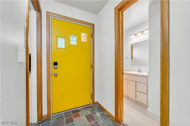 Building Photo - 6481 Glenwillow Dr
