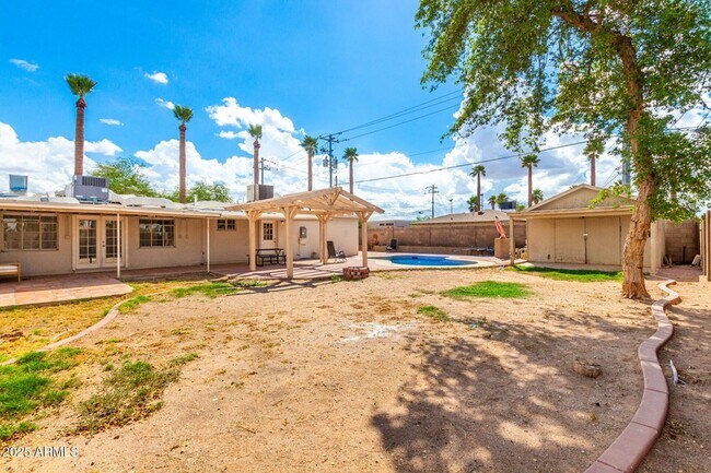 Building Photo - 809 N Gilbert Ave
