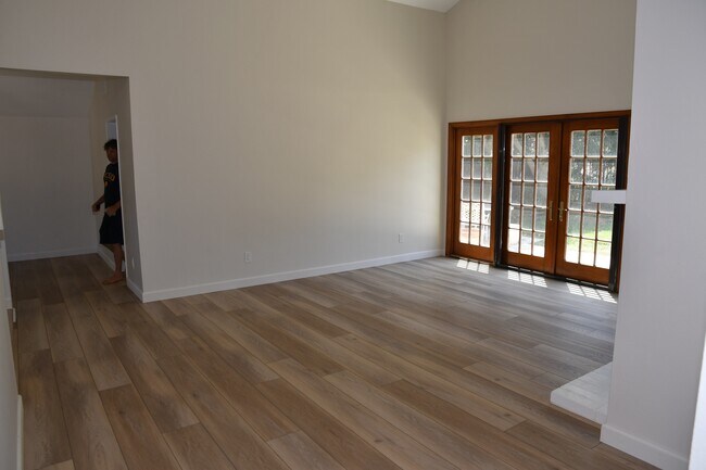 Building Photo - 10575 Canyon Lake Dr