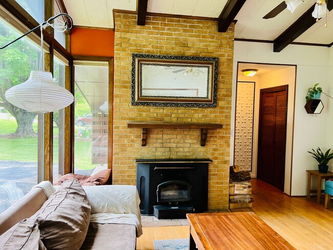 Building Photo - Charming 3 Bedroom Christiansburg Home