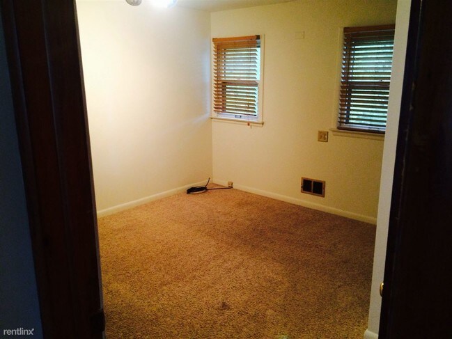 Building Photo - 2 br, 1 bath 4plex - 850 Houseman Upper