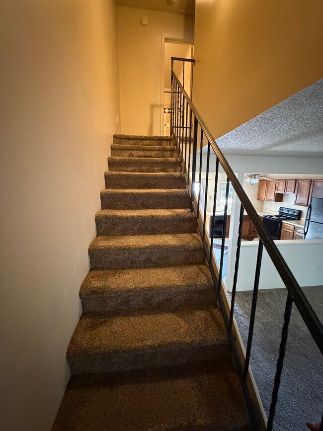Building Photo - Easy Low Maintenance Living 2 bed 1 bath