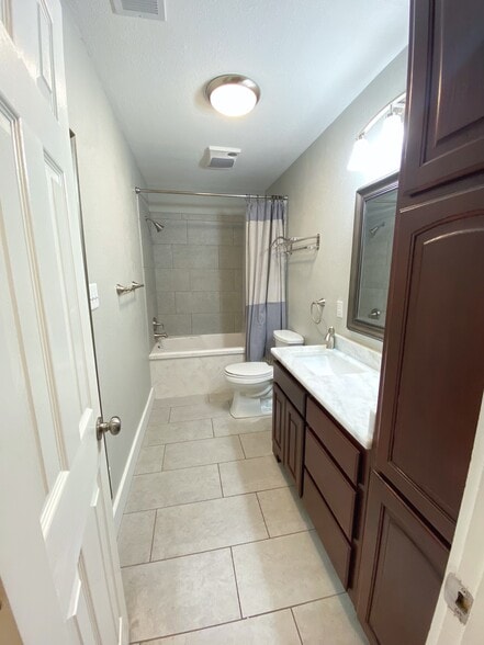 Tub/ shower combo - 13372 FM 2710