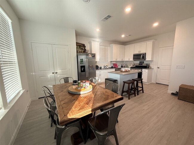 Building Photo - 26032 Hampshire Dr