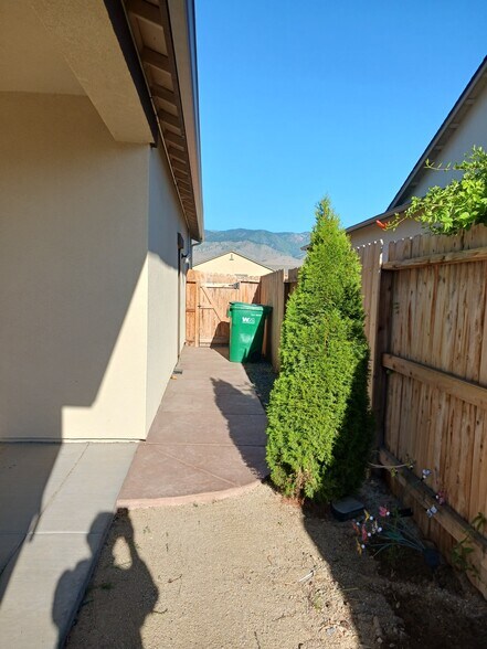 Building Photo - 103 Pilot Peak Dr