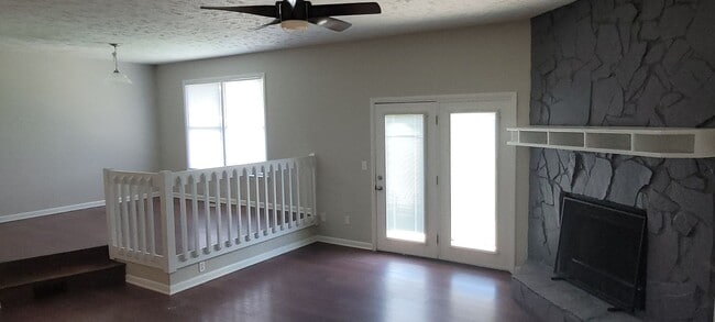 Building Photo - Clean 3 bedrooms, 2 baths, single garage w/remote control, and fenced yard!!