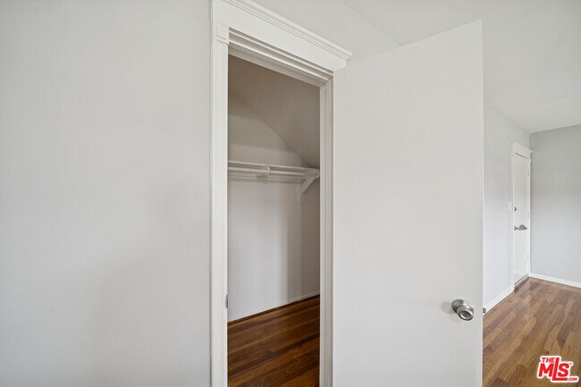 Building Photo - 5329 Vantage Ave