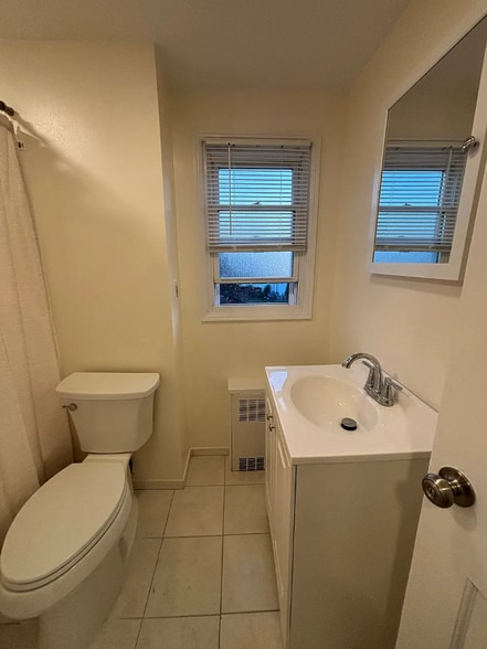 Building Photo - 114 E Meadow Ave