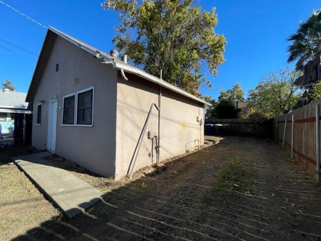 Building Photo - Unique 1 Bedroom House with Private yard