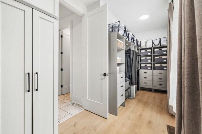 Building Photo - PARK FLEX STAYS-Peaceful 3 Bed, 2 Bath Cou...