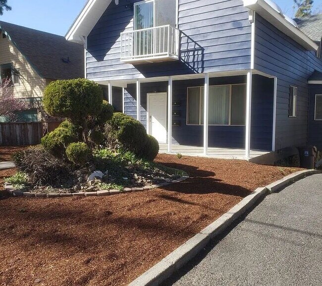 Primary Photo - Updated 2 Bd 2 Ba 1050 sq/ft unit w/ laundry & off-street parking 1/2 Month Free Rent