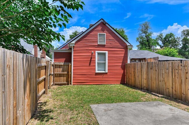 Building Photo - 256 Walker St