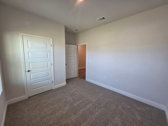 Building Photo - Brand new 5BR/3BA with Amenities Galore