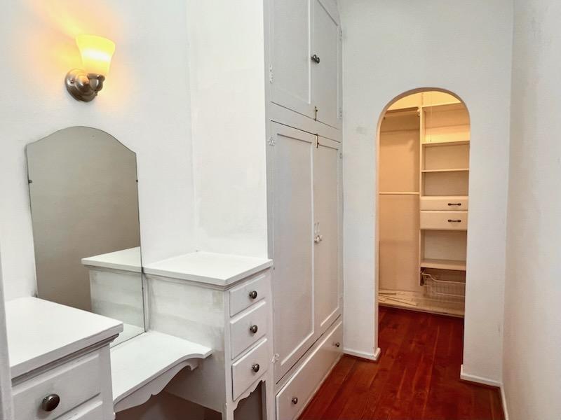 Building Photo - 140 Roxbury Dr