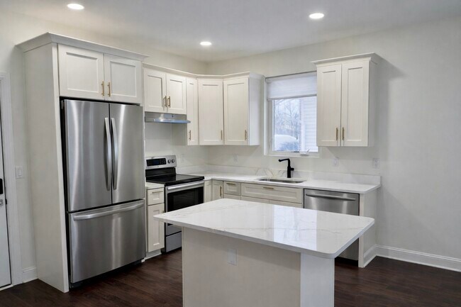 Building Photo - 3455 La Salle Dr