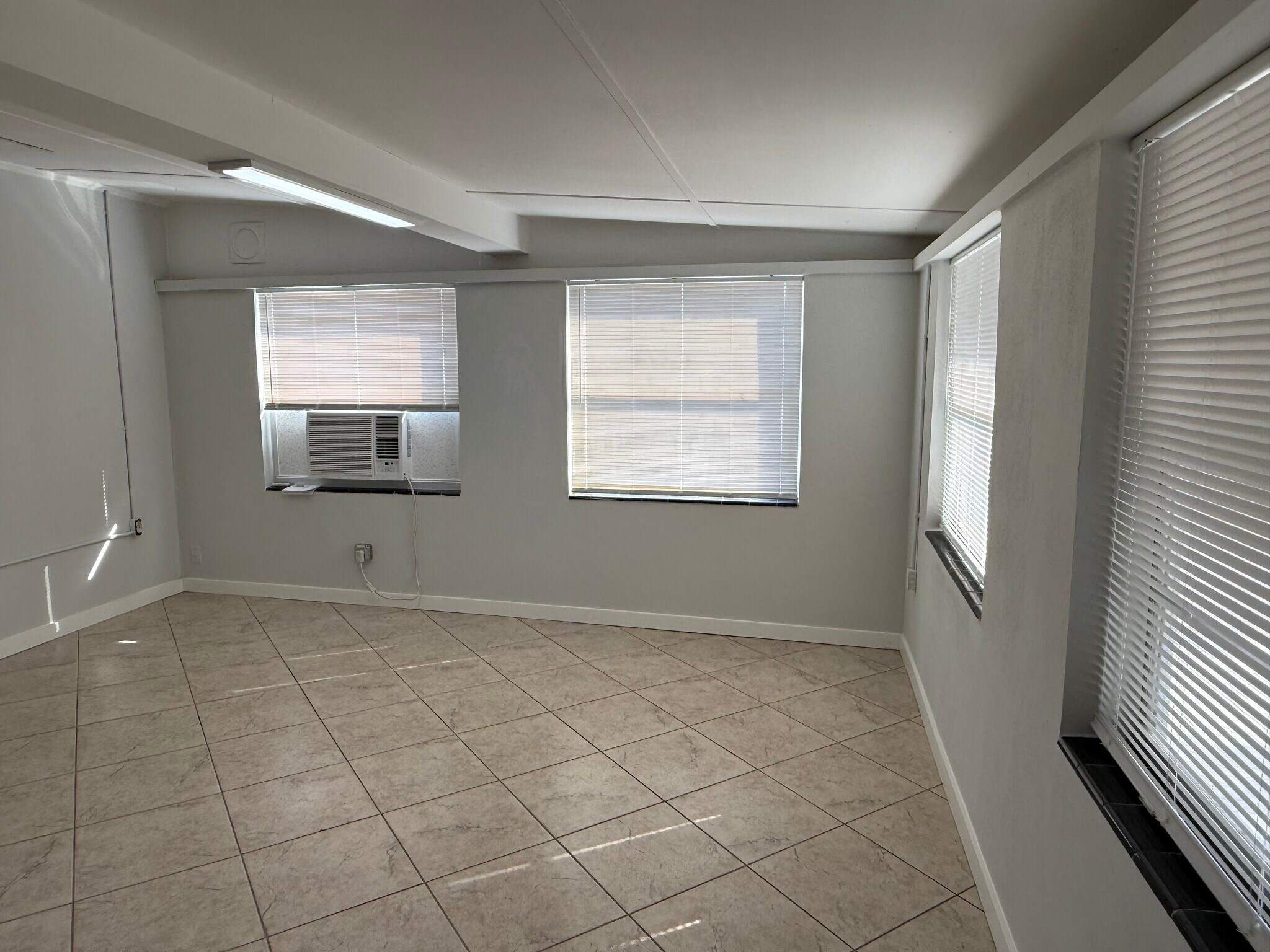 Building Photo - 1539 Magnolia Dr