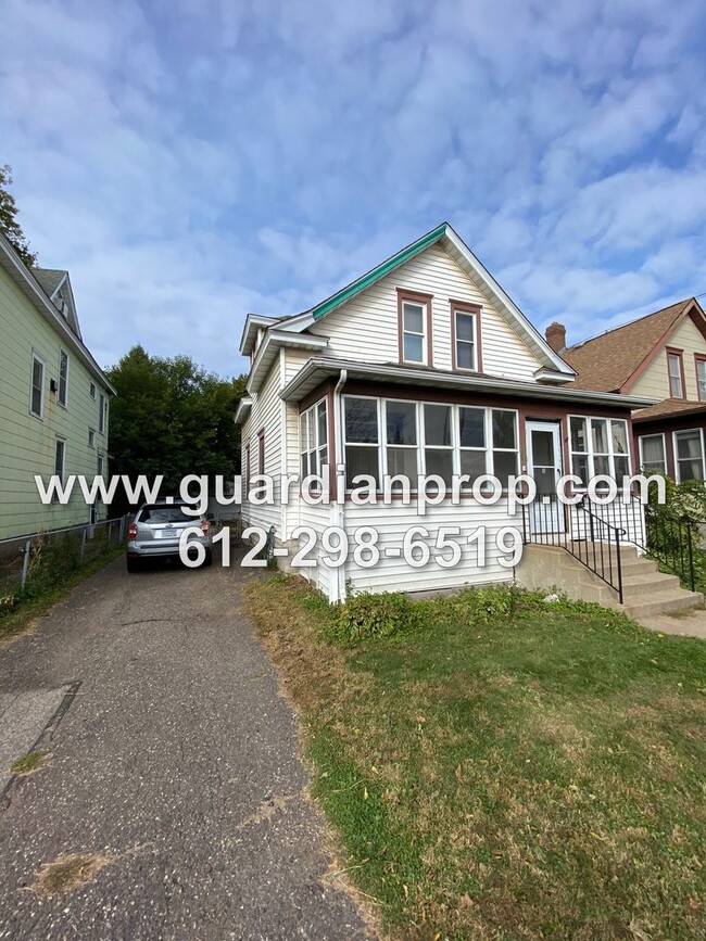 Building Photo - House Close to U of M Available Now, Hardwood Floors, Remodeled Bathroom, 2 Car Garage