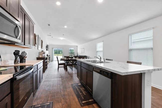 Building Photo - Almost new 3 bed 2 bath home