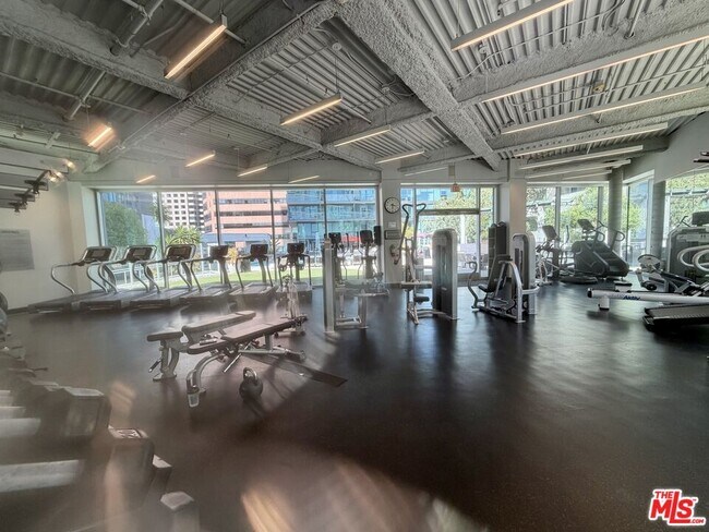 Building Photo - 901 Flower St