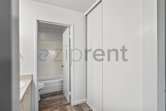 Building Photo - Unit 206