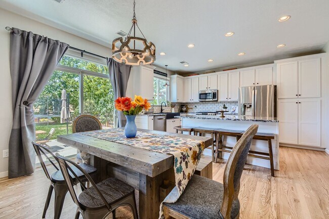Building Photo - Beautiful 4 Bedroom Home with Stunning Vie...