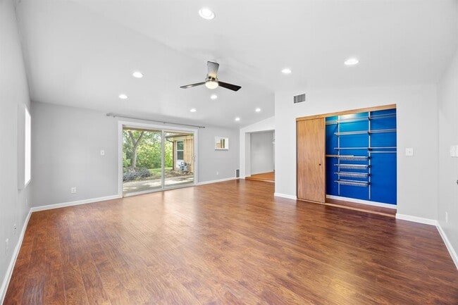 Building Photo - 4611 Lennox Dr