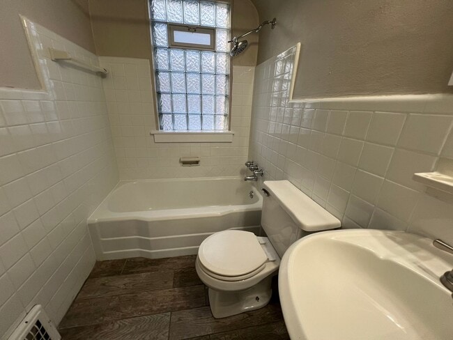 Building Photo - Updated 3+ Bedroom Brick Bungalow in Brentwood!