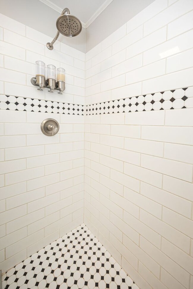 Building Photo - 2421 Beachview Dr