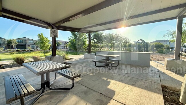 Building Photo - 1068 E Sabino Dr