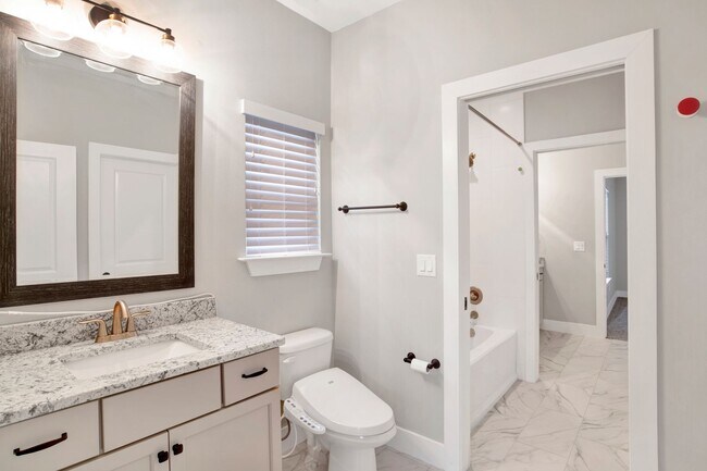 Building Photo - Spacious 2021 home close to beaches and shopping!