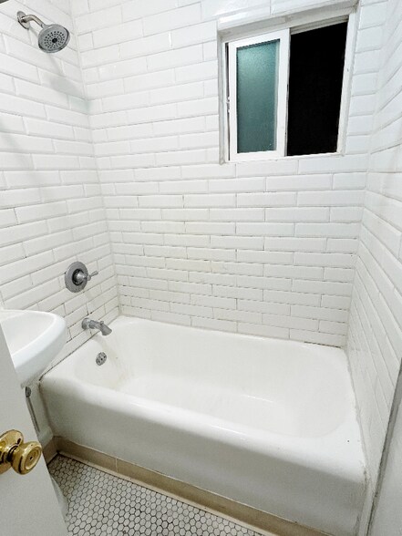 Building Photo - 1523 N McCadden Pl
