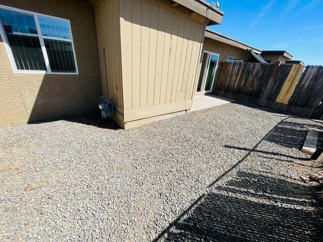 Building Photo - Two Bedroom With A/C, Fenced Yard and Wash...