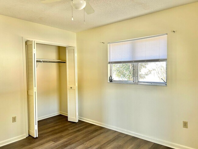 Building Photo - 3/2/2 Home in Silver Spring Shores