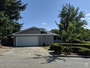 Building Photo - Remodeled 4 Bed 2 Bath Beauty in Vintage H...