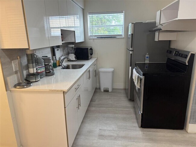 Building Photo - 1638 Plunkett St