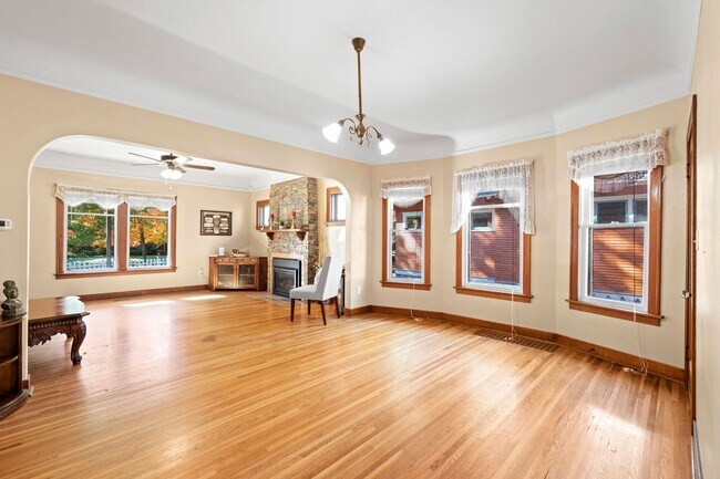 Building Photo - 206 W Waverly Pl