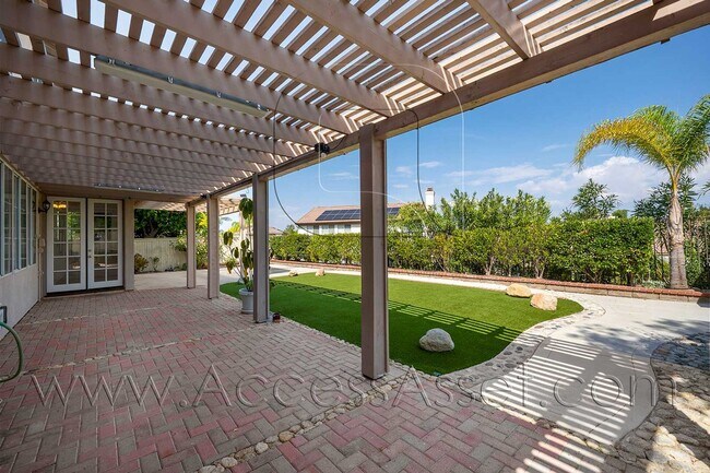 Building Photo - Huge 5 Bed/ 3.5 Bath Home In Desirable Gated Rancho Madera community In Temecula!