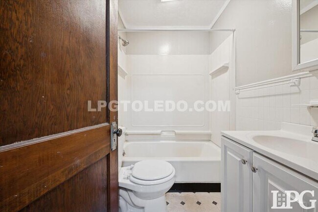 Building Photo - 2224 W Sylvania Ave