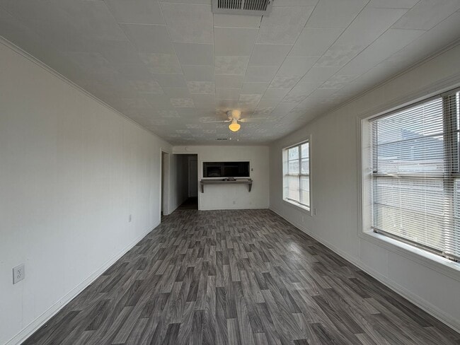 Primary Photo - Spacious yard-3/2 available now!