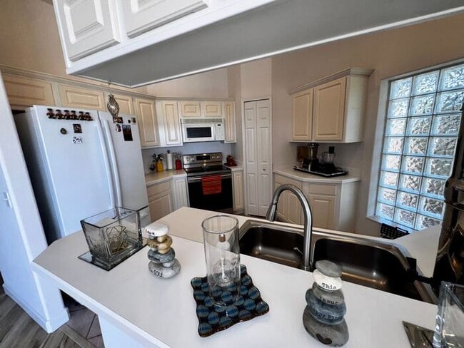 Building Photo - 3 Bedroom 2.5 Bath Cinnamon Bay Home with Stunning view, and Hardwood Flooring!