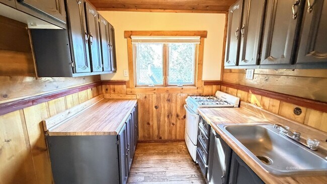 Building Photo - 25065 Laurel Trail