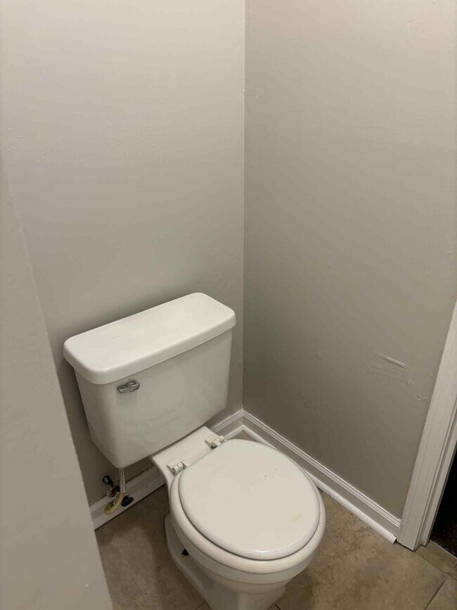 Building Photo - 405 Skyview Dr