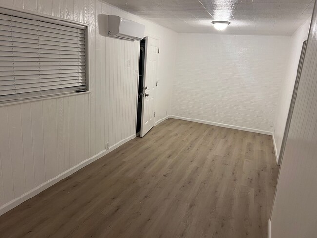 Building Photo - 1-Bedroom, 1-Bath Home – Fully Fenced with...
