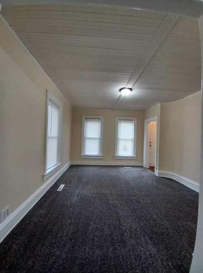 Building Photo - 4 Bedroom House with Fenced in Yard