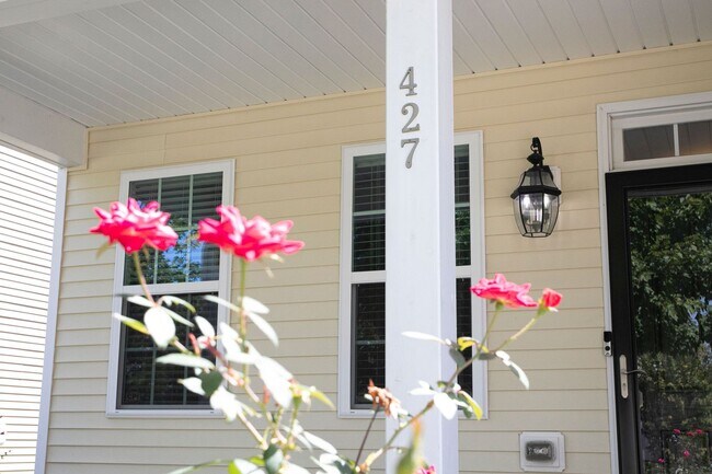 Building Photo - Beautiful 4 Bedroom Home with Fenced in Yard! Located in the Summerdale Neighborhood-Fuquay Varin...