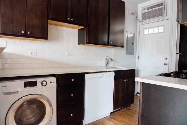 Building Photo - Ravenswood Manor - 2 Bed / 1 Bath - Heat I...