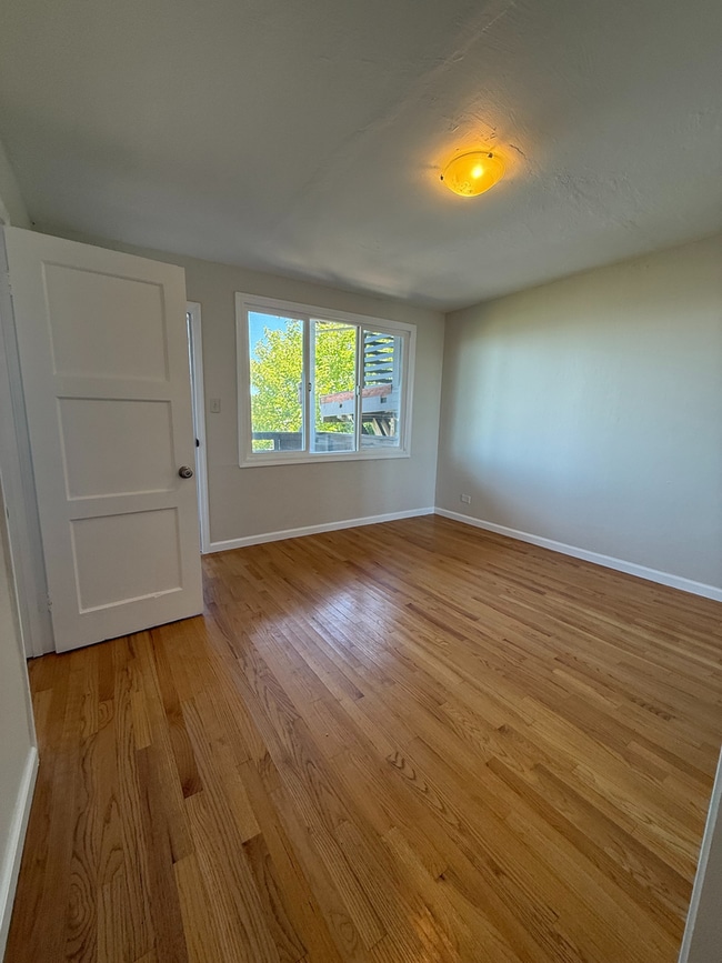 Building Photo - Spacious 3 Bedroom Home Minutes from City ...