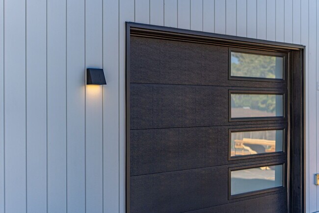 Building Photo - 950 NE Norton Ave