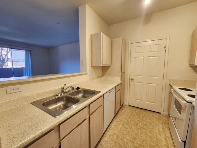 Building Photo - Fantastic, well maintained 2 bedroom condo.