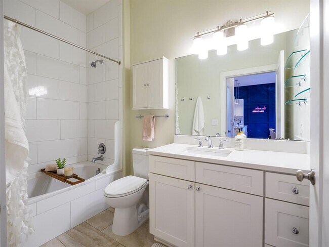 Building Photo - 908 Nueces St